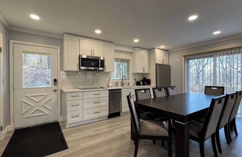 East Haven  Rutland County House | Spacious Holiday Getaway – Near Slopes & Downtown