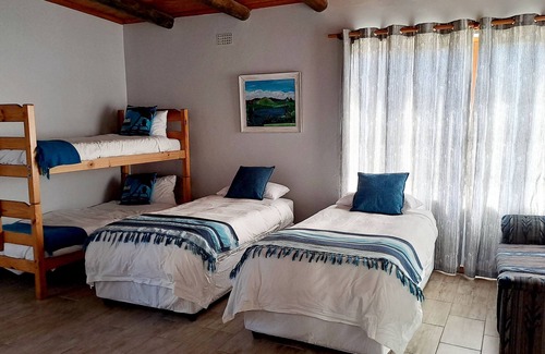Struisbaai House | Spacious holiday home within walking distance from the beach and harbour.