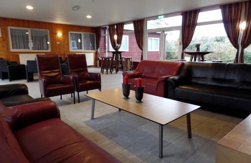 Ellemeet House | Spacious holiday home at 1 km from the North Sea beach