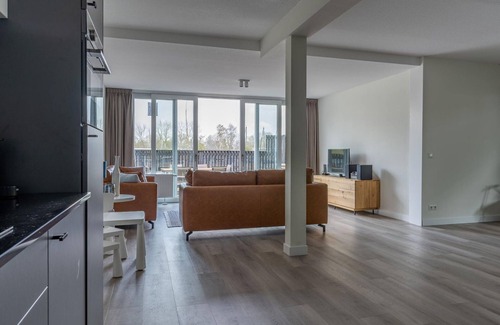 Offingawier House | Spacious holiday home with harbor view