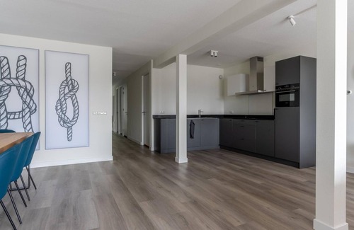 Offingawier House | Spacious holiday home with harbor view