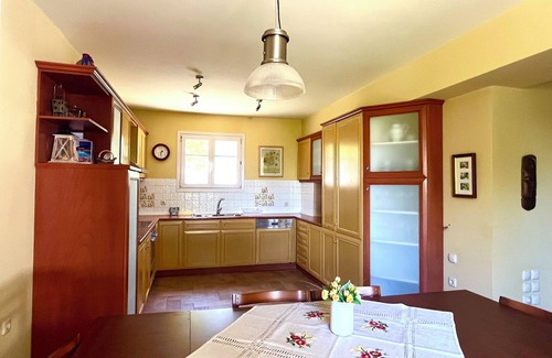 Achilleio House | Spacious,holiday house close to beach ideal for a group of friends or family