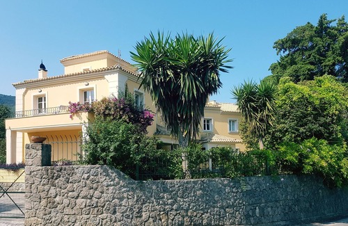 Achilleio House | Spacious,holiday house close to beach ideal for a group of friends or family