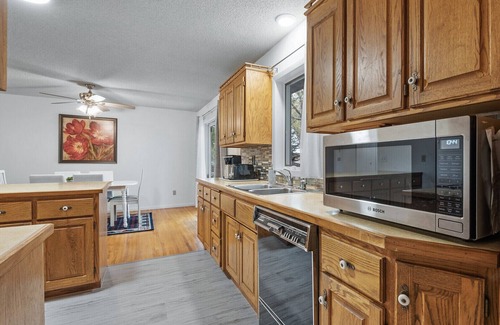 Little Canada House | Spacious Home- Centrally located near St. Paul
