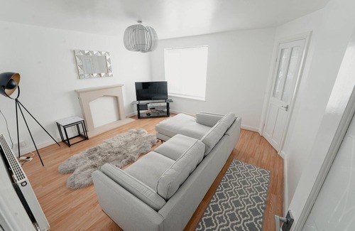Sheffield House | Spacious home close to city centre, tram, hospitals, universities, Peak District