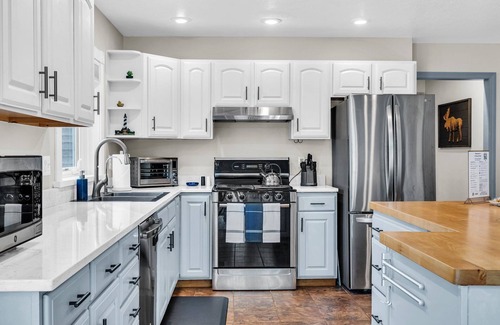Biddeford House | Spacious Home Close to Beaches! 3BR, Dog & Family Friendly, 30 Mins to Portland