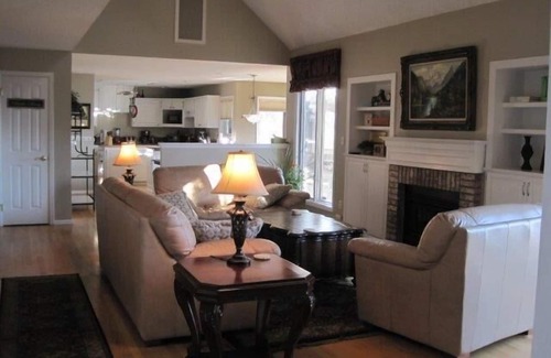 Gleneagle House | Spacious Home in Quiet Area - Minutes to Attractions, Music, Restaurants & USAFA