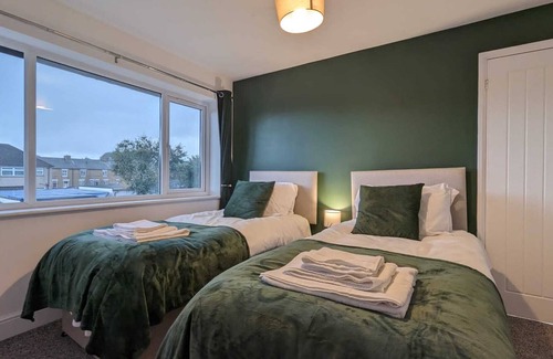 Cheshunt House | Spacious home in Hertfordshire, perfect for contractors. Long stay discounts!