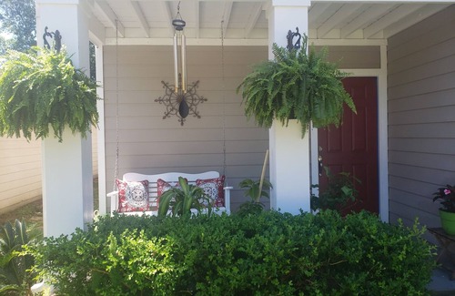 Kingwood House | Spacious home in Houston near the airport, shopping mall, restaurants, and more.