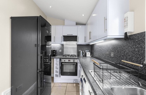 Rochester House | Spacious Home in the heart of Medway | Sleeps 6