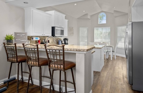 Raisin House | Spacious Home★King Bed★Sanitized⚡️WIFI✔Long Stays!