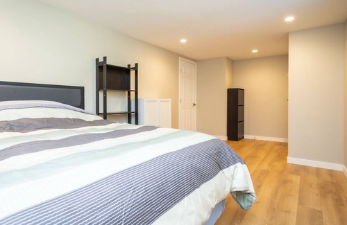 Saanich East House | Spacious Home-Like Suite (Upper)