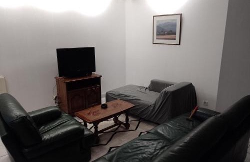 Lieusaint Cabin | Spacious Home - Maison Spacieuse