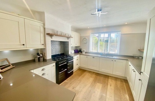 New Forest District House | Spacious Home, Near Marinas, parking and garden