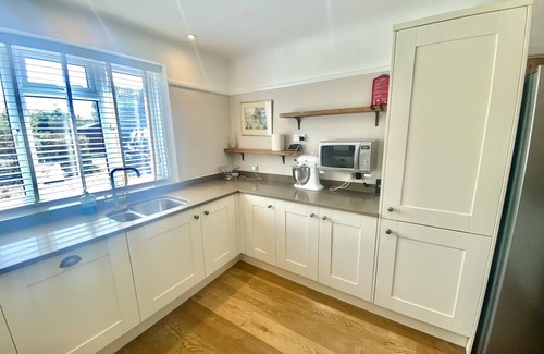 New Forest District House | Spacious Home, Near Marinas, parking and garden
