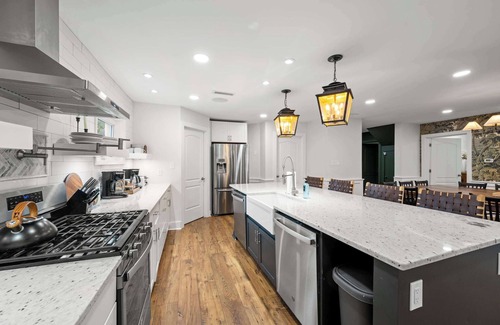Williamstown House | Spacious Home Near Ark, Perfect for 12 Guests