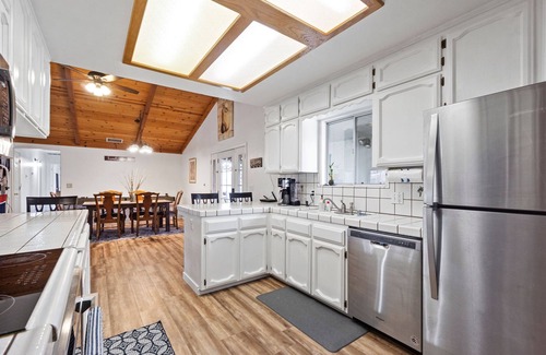 Yosemite Lakes House | Spacious home near Yosemite! Ping Pong, basketball