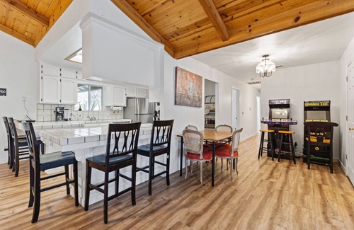 Yosemite Lakes House | Spacious home near Yosemite! Ping Pong, basketball