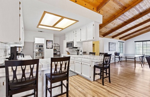 Yosemite Lakes House | Spacious home near Yosemite! Ping Pong, basketball