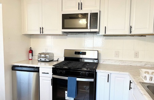Columbus House | Spacious Home Sleeps 10, 3bdr, 2 bth, 7 minutes to downtown.