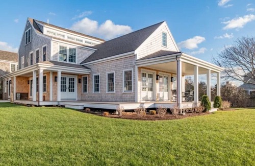 Cliff House | Spacious Home Steps from Beach and Bike Path. One Mile to Town.