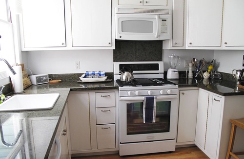 College Hill House | Spacious home. Stunning yard/decks. 3 bedrooms, including en suite. Near BART.