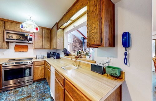 Christmas Valley House | Spacious home lined by trees with wood stove & jetted tub - dog-friendly