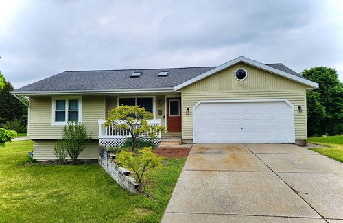 Macatawa House | Spacious Home w/King Bed close to Beaches, Lake Macatawa, Holland, & Saugatuck