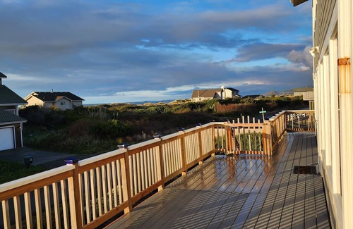 Gold Beach House | Spacious Home w/Ocean Views! 2 min. Walk to Beach!
