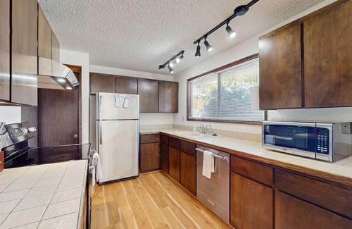 East Wenatchee House | Spacious home w/game room, private hot tub, mountain views, & bbq grill