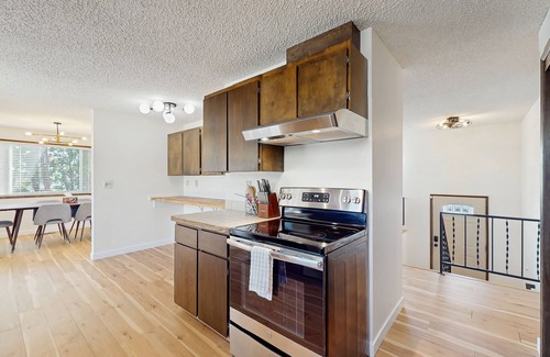 East Wenatchee House | Spacious home w/game room, private hot tub, mountain views, & bbq grill