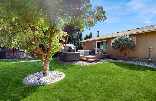 East Wenatchee House | Spacious home w/game room, private hot tub, mountain views, & bbq grill