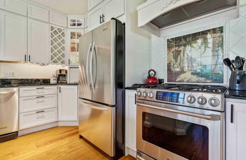 Hood House | Spacious Home with Foosball, PingPong and Gym