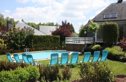 Walk House | Spacious Home with Garden