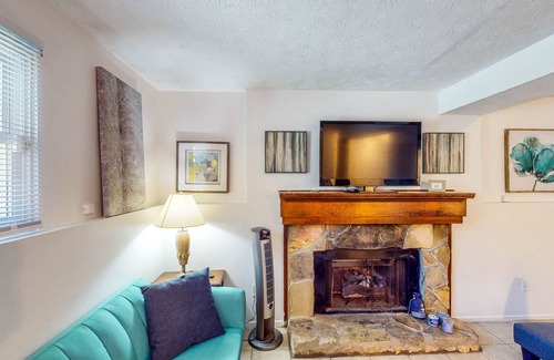 Alpharetta House | Spacious Home with Large Fenced Dog-Friendly Yard & Firepit - Full Kitchen