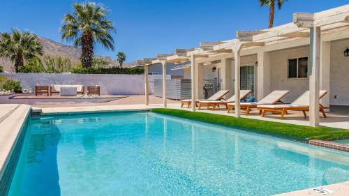 Racquet Club Estates Apartment | Spacious home with pool, fireplace, outdoor deck