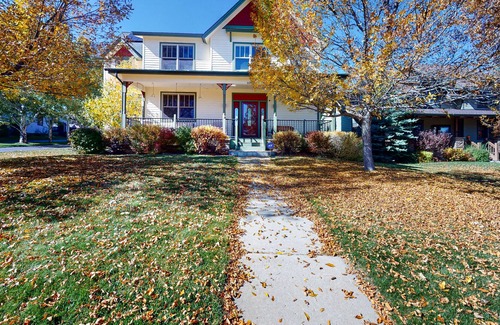 Eagle House | Spacious home with pool table, ping-pong, fireplace, deck, grill, & W/D