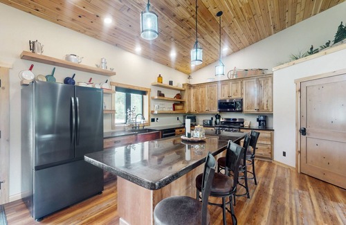 Deadwood House | Spacious home with private hot tub, secluded, free WiFi