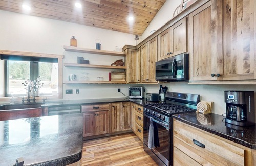 Deadwood House | Spacious home with private hot tub, secluded, free WiFi