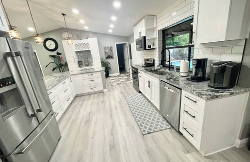 Seminole House | SPACIOUS home with private POOL 5 mins to beach! Close to everything!