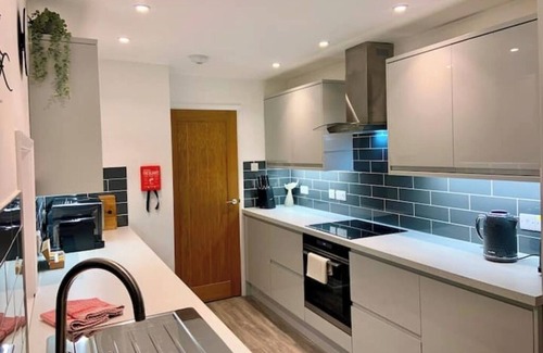 Mousehole House | Spacious home with sea view, parking (EV) & garden