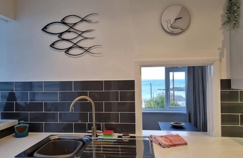 Mousehole House | Spacious home with sea view, parking (EV) & garden