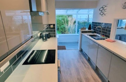Mousehole House | Spacious home with sea view, parking (EV) & garden