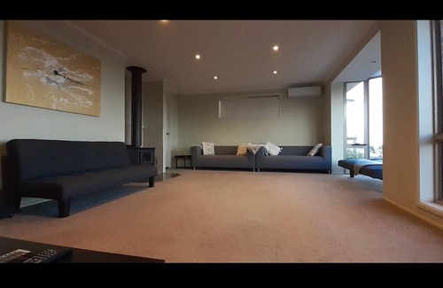 Bellerive House | Spacious Home With Spectacular Water Views