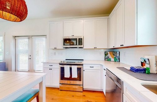 Surf Side Shores House | Spacious home with bikes, Ping-Pong, wrap-around balcony, grill, W/D, and AC