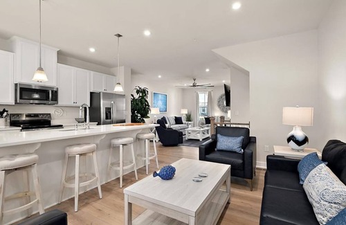 Berlin House | Spacious home with WIFI and amenities center just steps away from the bay.