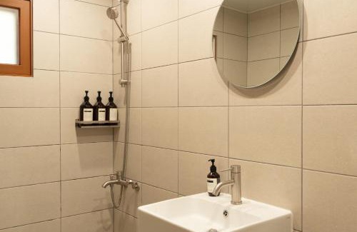 Yeonnam-dong Apartment | Spacious Hongdae Group Stay 3BR, 2BA, 5 Queen Beds