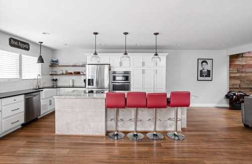 Indianapolis House | Spacious Hot Tub Escape in Indy | 8 Guests