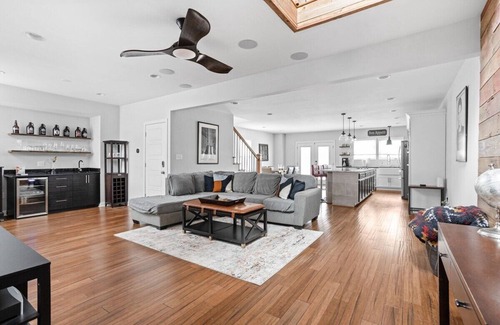 Indianapolis House | Spacious Hot Tub Escape in Indy | 8 Guests