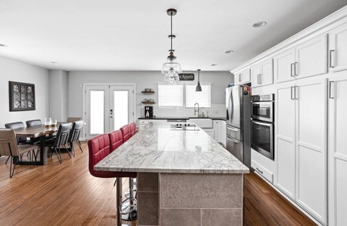 Indianapolis House | Spacious Hot Tub Escape in Indy | 8 Guests